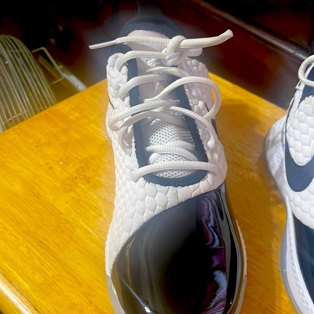 black and white tennis shoes